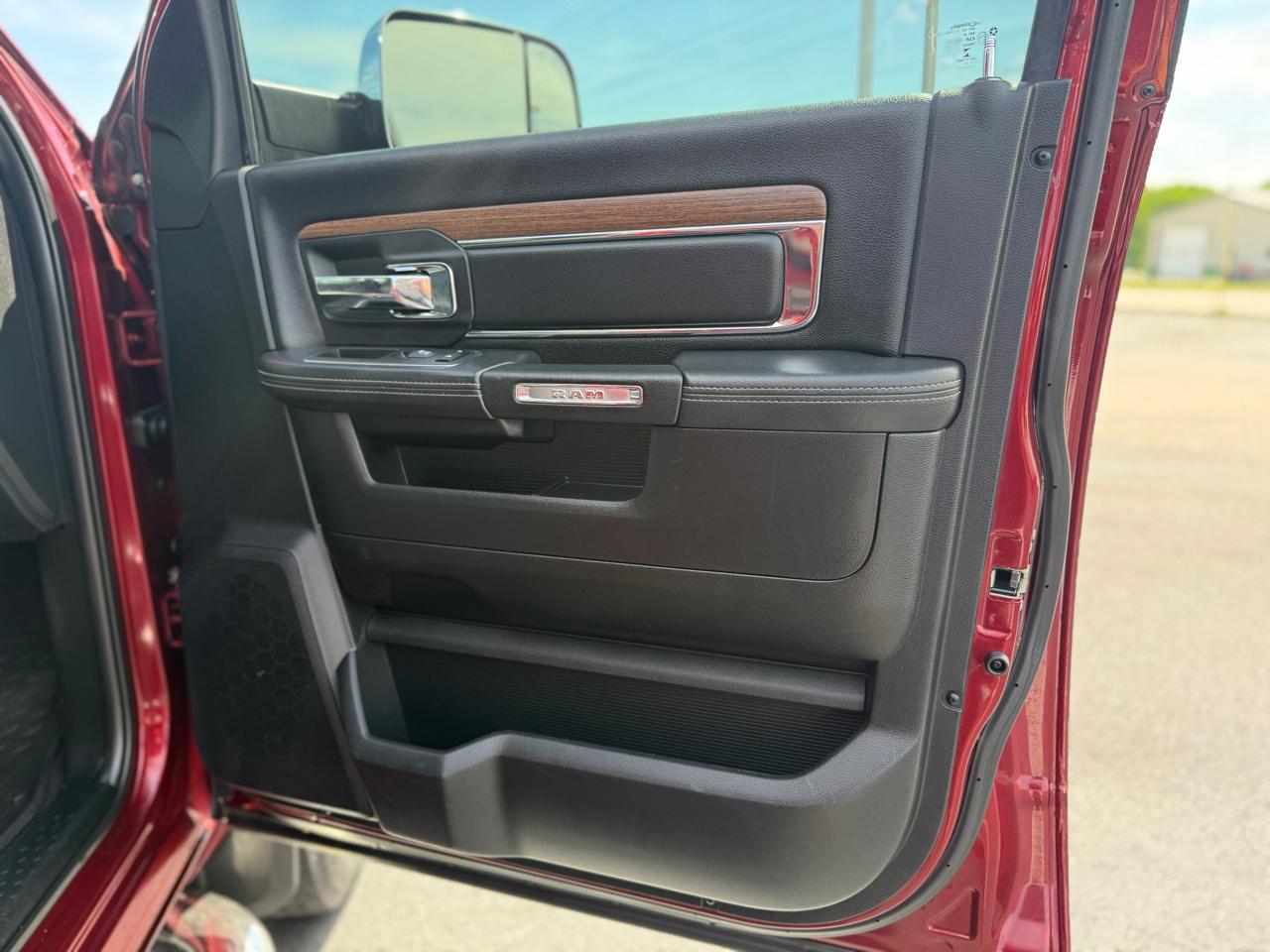 RAM 3500 Laramie Mega Cab 4WD DRW 2017