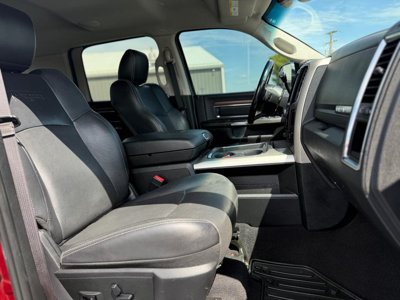 RAM 3500 Laramie Mega Cab 4WD DRW 2017