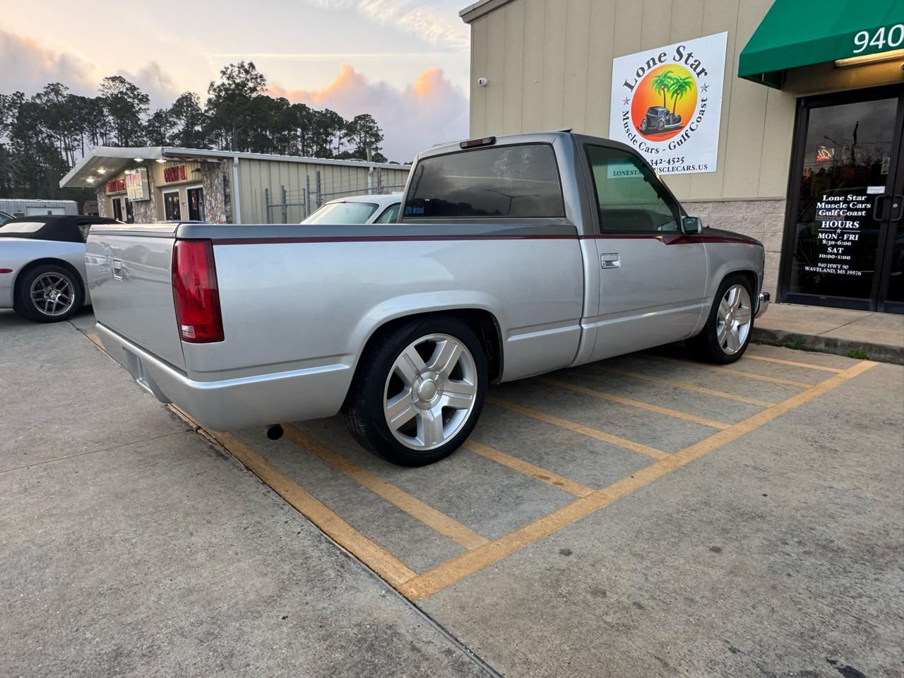 GMC 1/2 Ton Pickups Fleetside 117.5" 1998