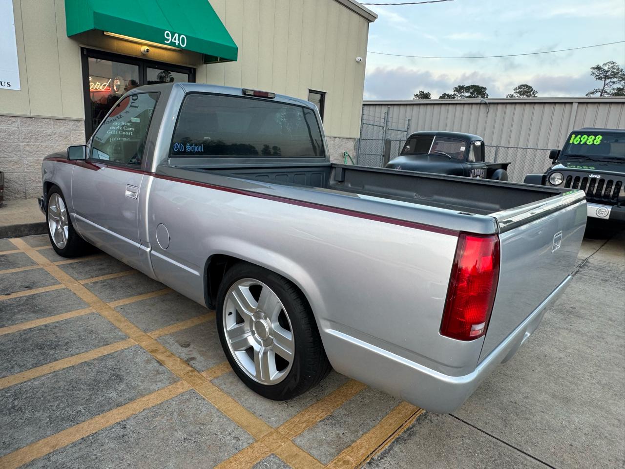 GMC 1/2 Ton Pickups Fleetside 117.5" 1998