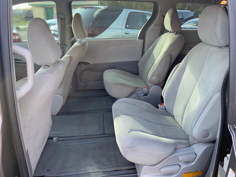 Toyota Sienna LE FWD 8-Passenger I4 2012