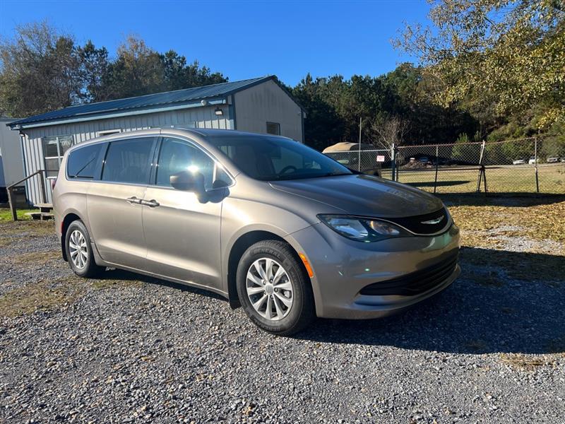 2017 Chrysler Pacifica Touring's photo