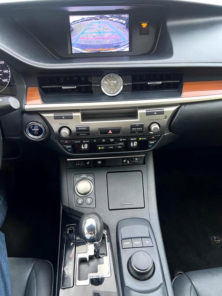 Lexus ES 300h Sedan 2013