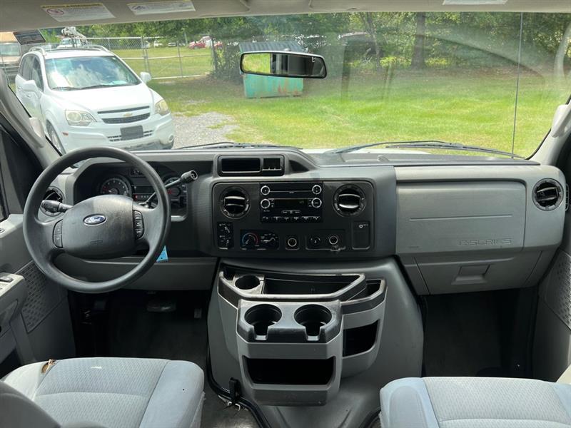 Ford Econoline E-350 XL Super Duty 2009