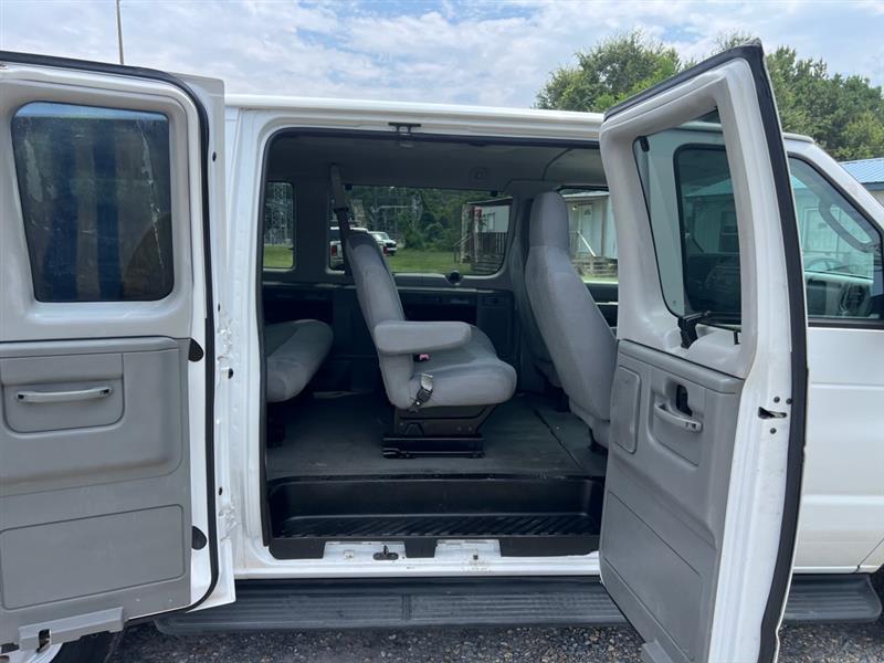 Ford Econoline E-350 XL Super Duty 2009