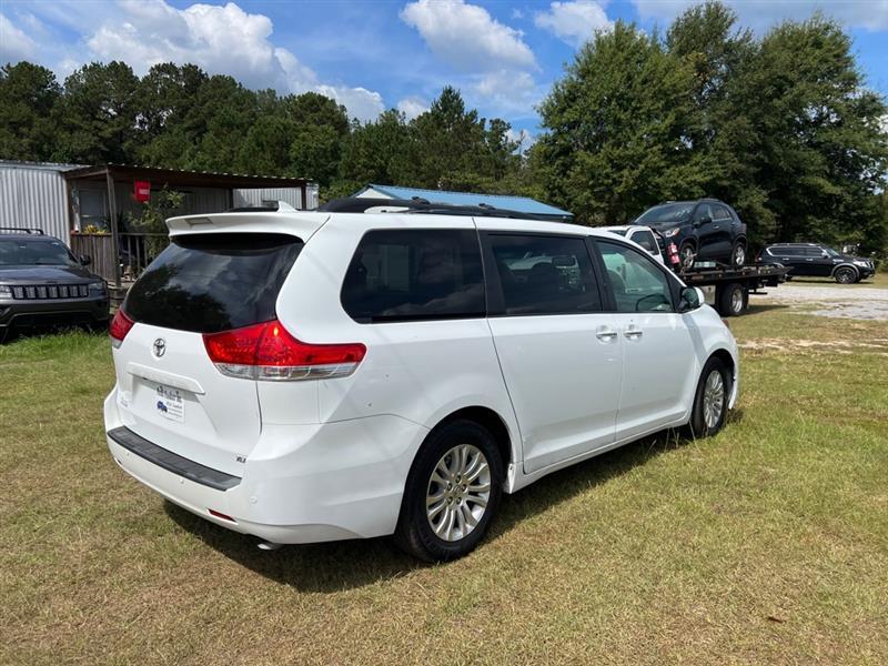 Toyota Sienna XLE FWD 8-Passenger V6 2012