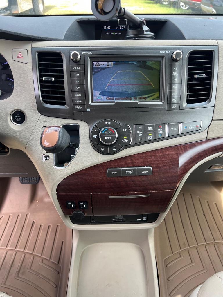 Toyota Sienna XLE FWD 8-Passenger V6 2012
