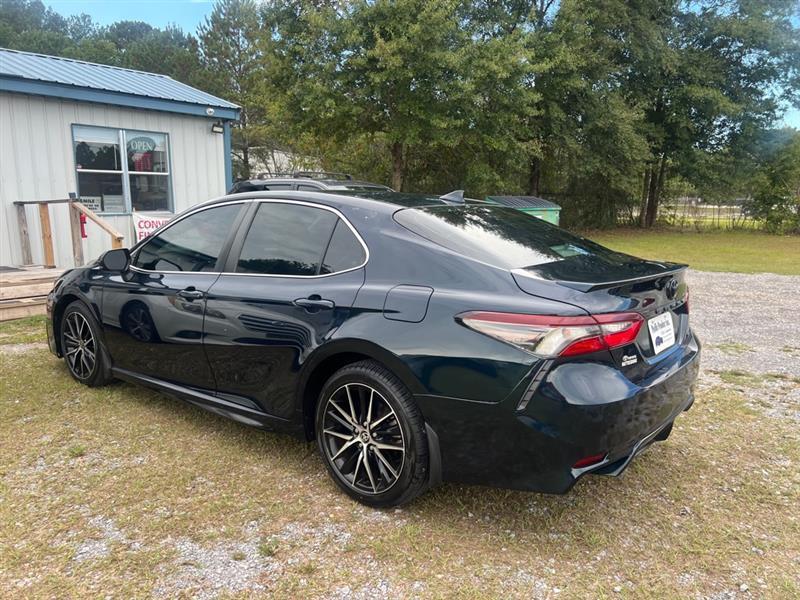 Toyota Camry SE 2021