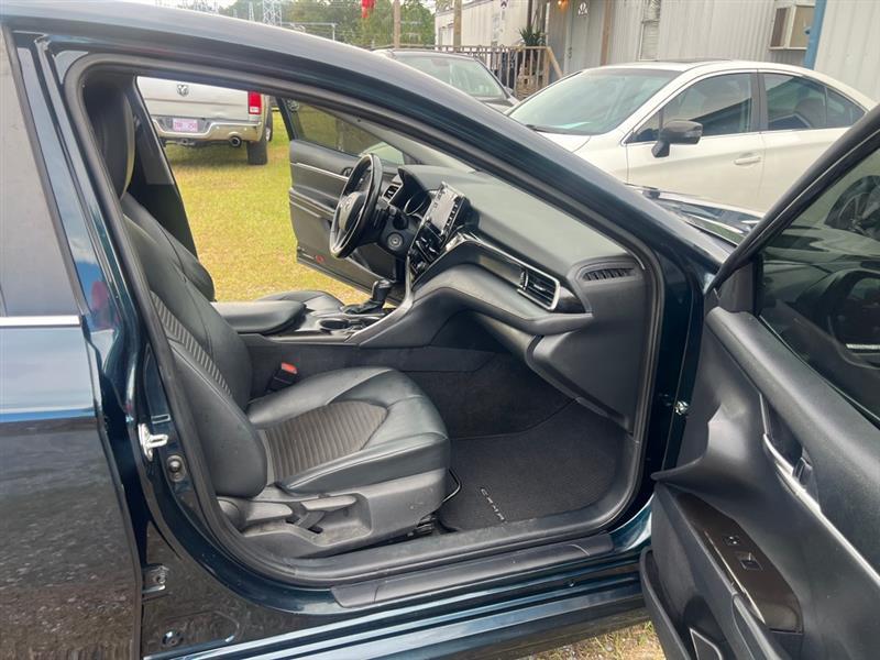 Toyota Camry SE 2021