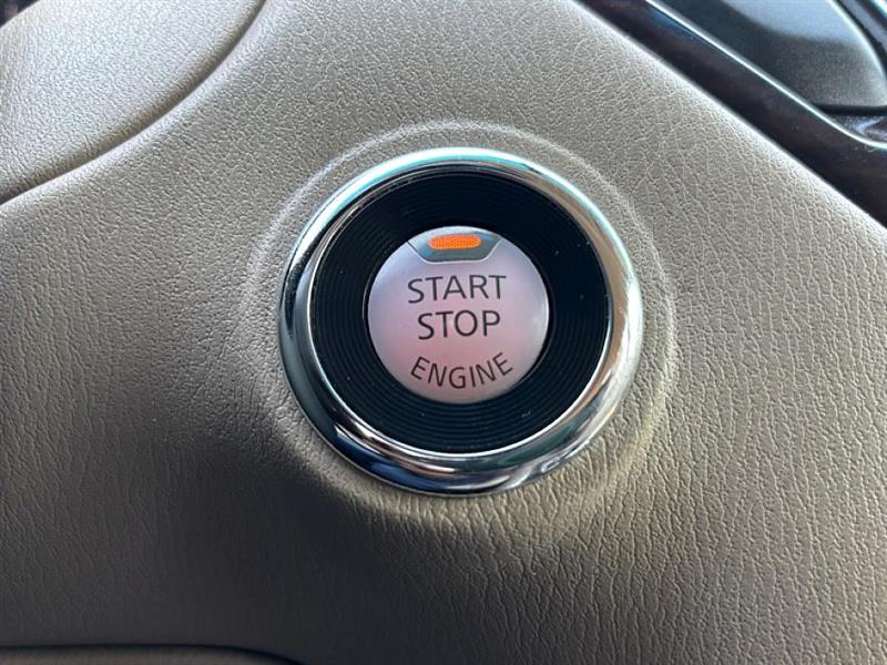 2016 Nissan Pathfinder SL photo 24