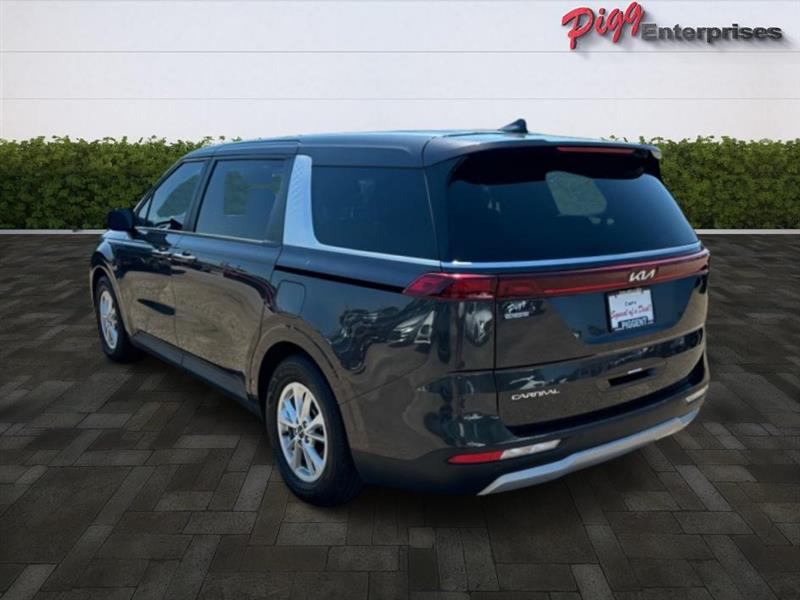 2024 Kia Carnival LX photo 3