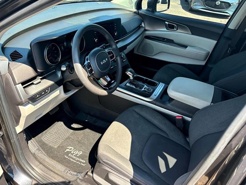2024 Kia Carnival LX photo 13