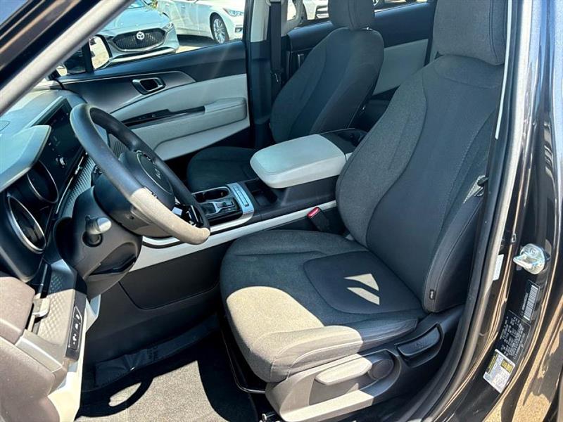 2024 Kia Carnival LX photo 14