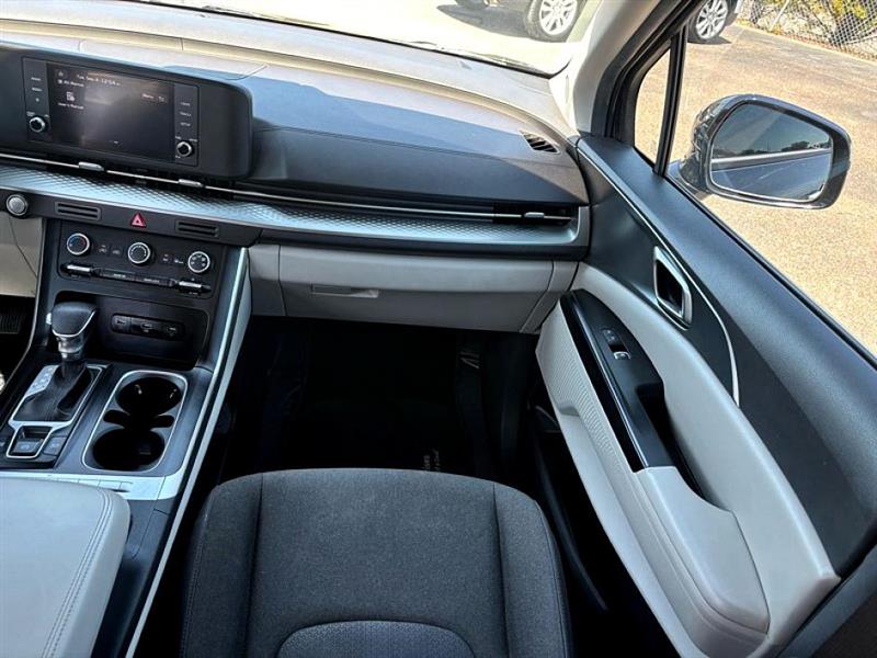 2024 Kia Carnival LX photo 17