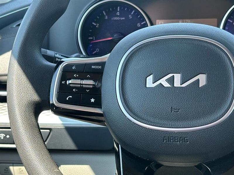 2024 Kia Carnival LX photo 19