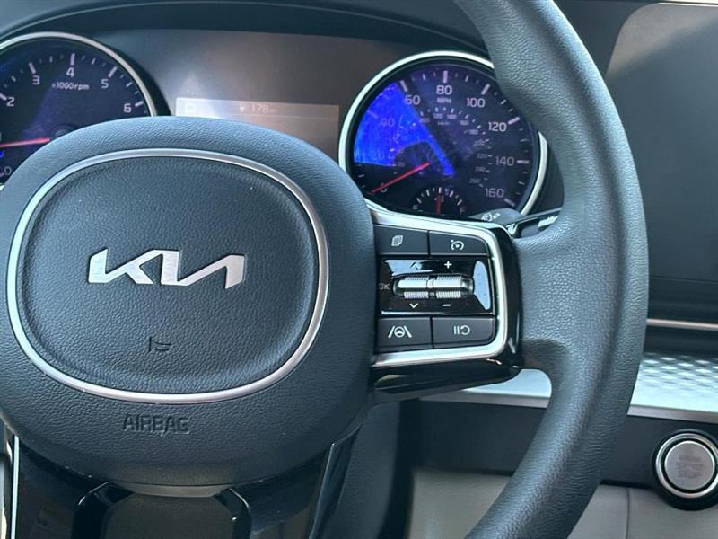 2024 Kia Carnival LX photo 20