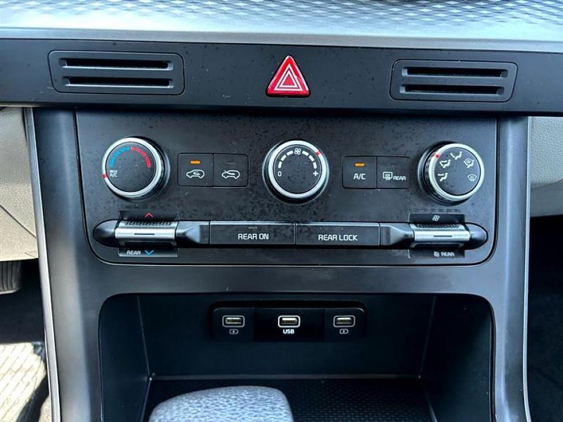 2024 Kia Carnival LX photo 23