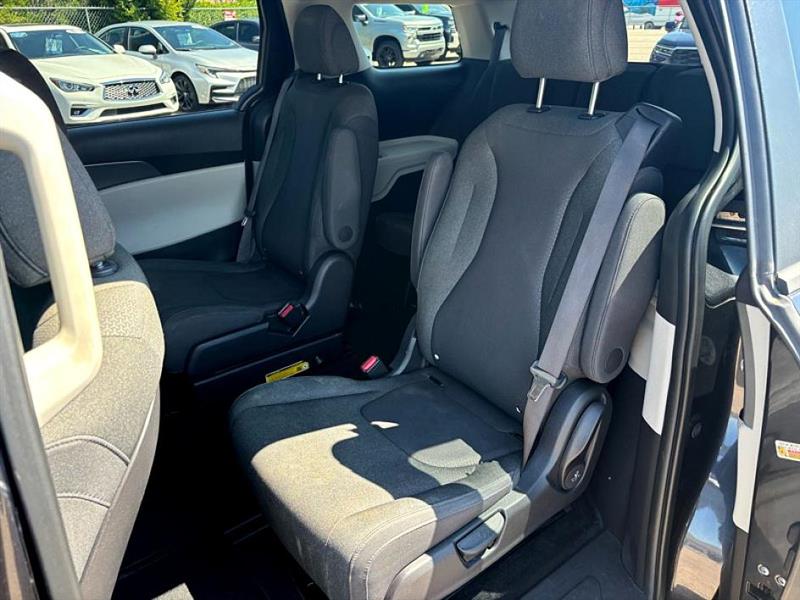 2024 Kia Carnival LX photo 32