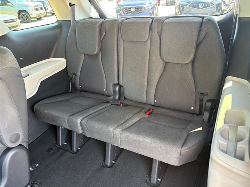 2024 Kia Carnival LX photo 35