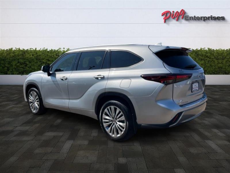 2024 Toyota Highlander LE photo 3