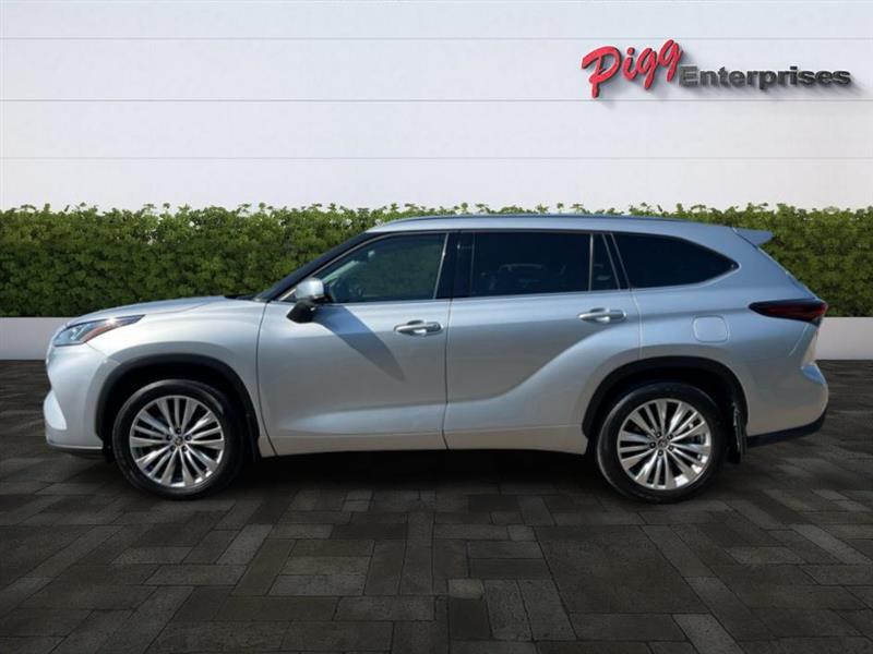 2024 Toyota Highlander LE photo 4