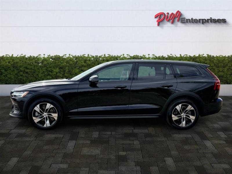 2024 Volvo V60 Cross Country Plus AWD photo 2