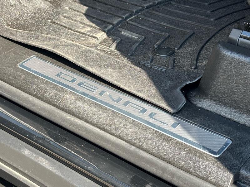 GMC Yukon XL Denali 4WD 2024