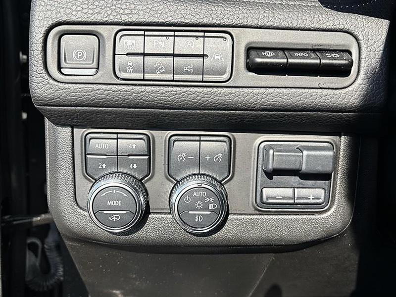 GMC Yukon XL Denali 4WD 2024