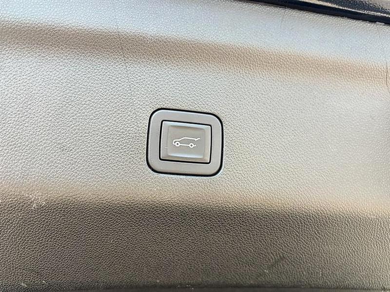 GMC Yukon XL Denali 4WD 2024