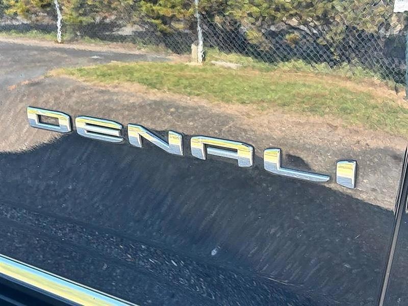 GMC Yukon XL Denali 4WD 2024