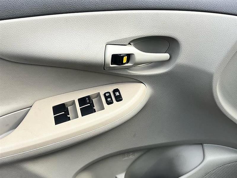 Toyota Corolla LE 2009