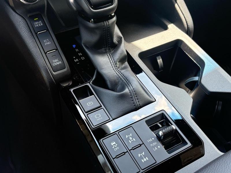 Toyota Land Cruiser 4WD 2024