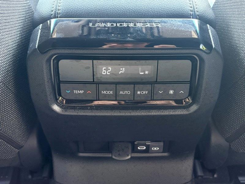 Toyota Land Cruiser 4WD 2024