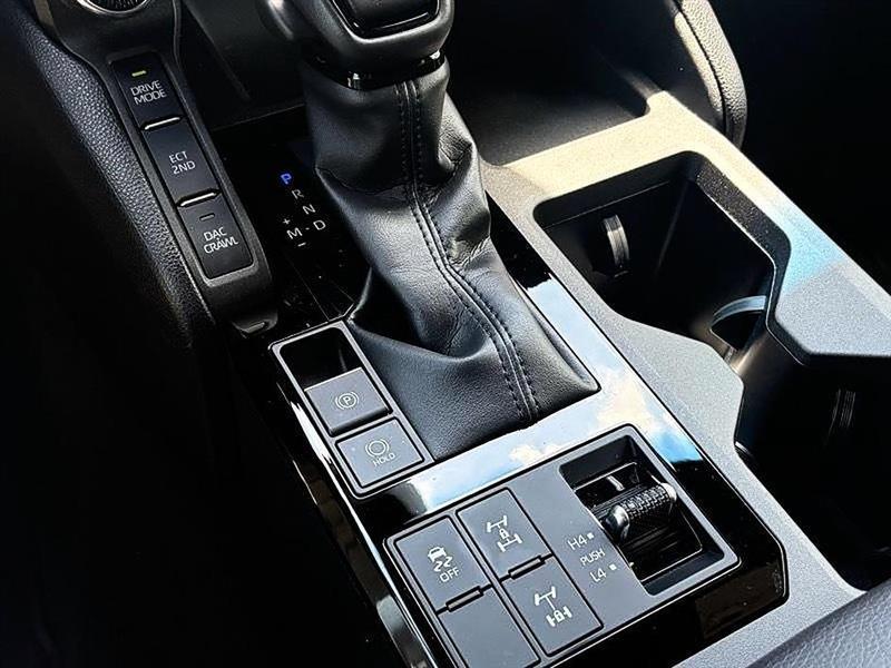 Toyota Land Cruiser 4WD 2024