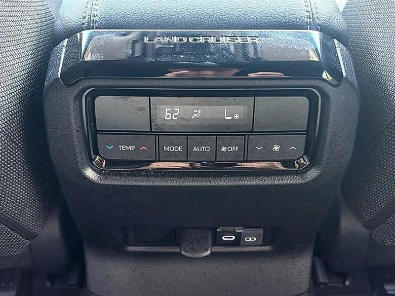 Toyota Land Cruiser 4WD 2024