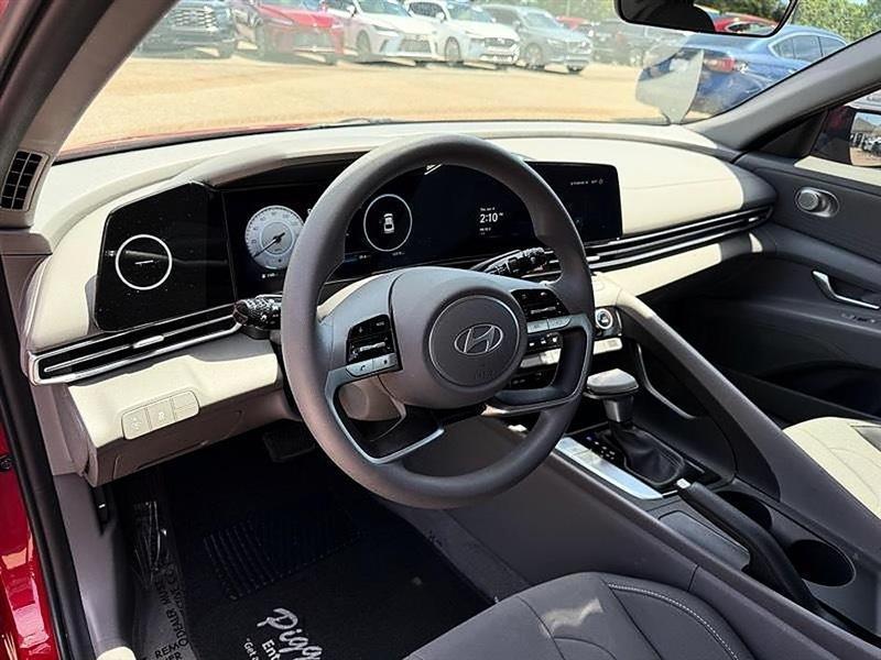 Hyundai Elantra  2024