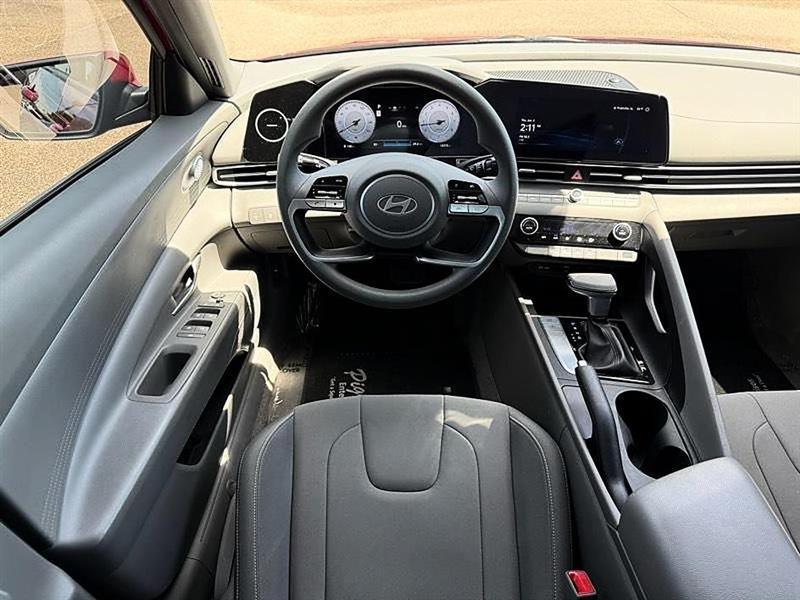 Hyundai Elantra  2024