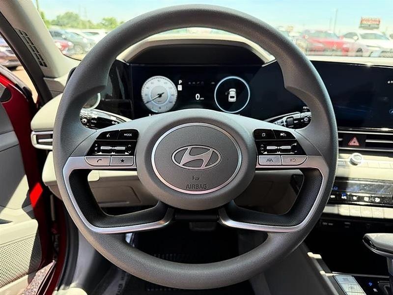 Hyundai Elantra  2024