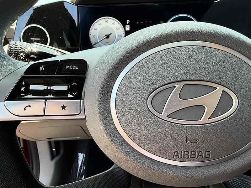 Hyundai Elantra  2024