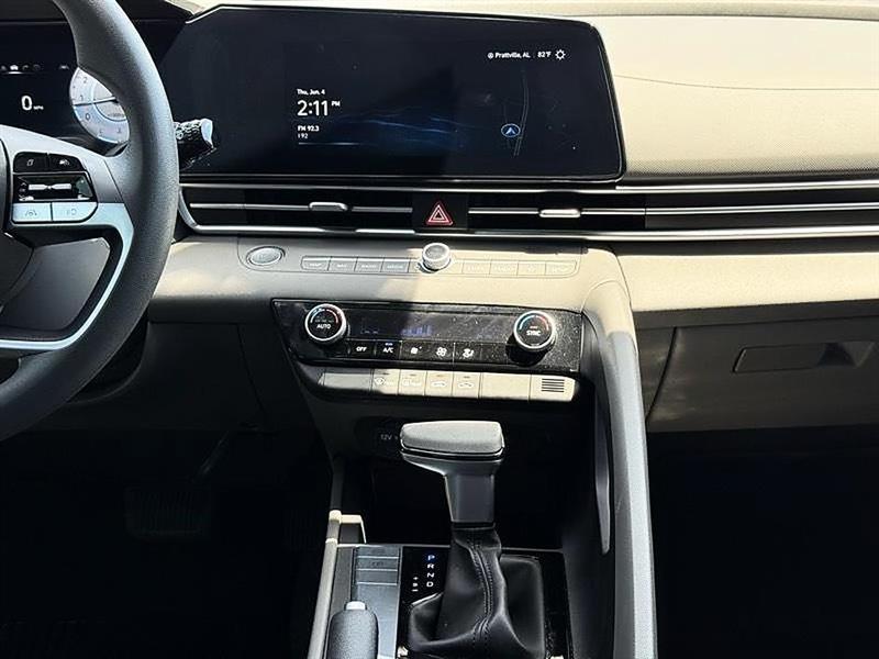 Hyundai Elantra  2024