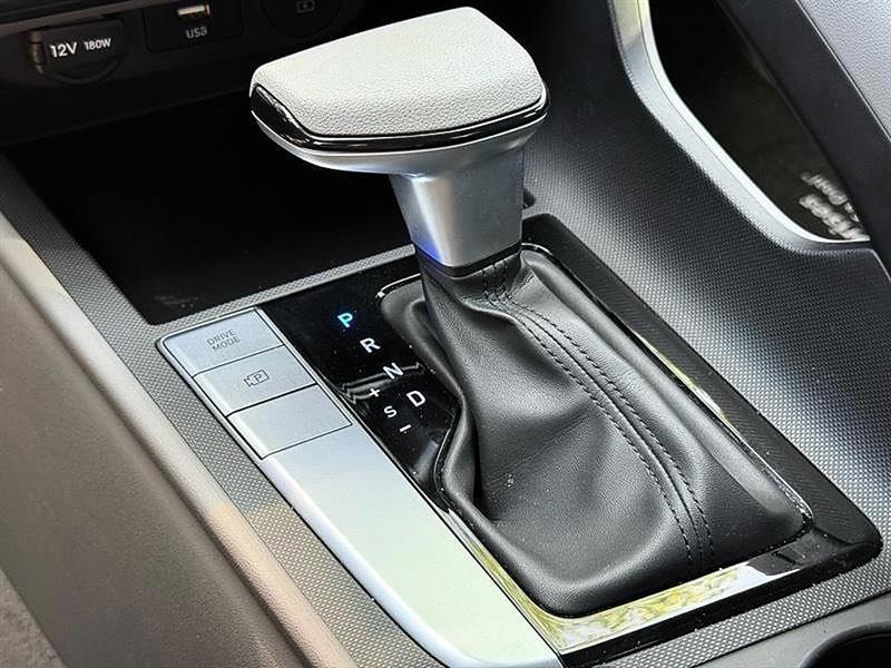 Hyundai Elantra  2024