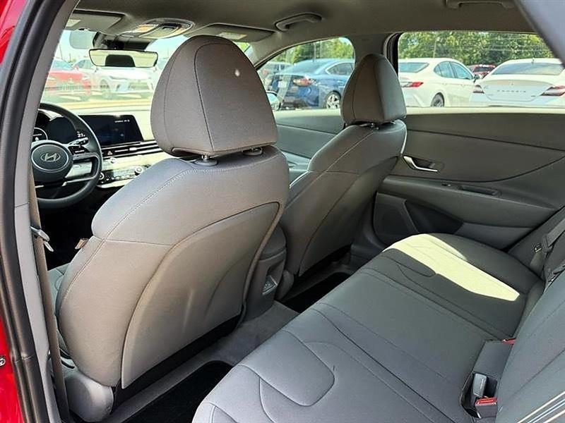 Hyundai Elantra  2024