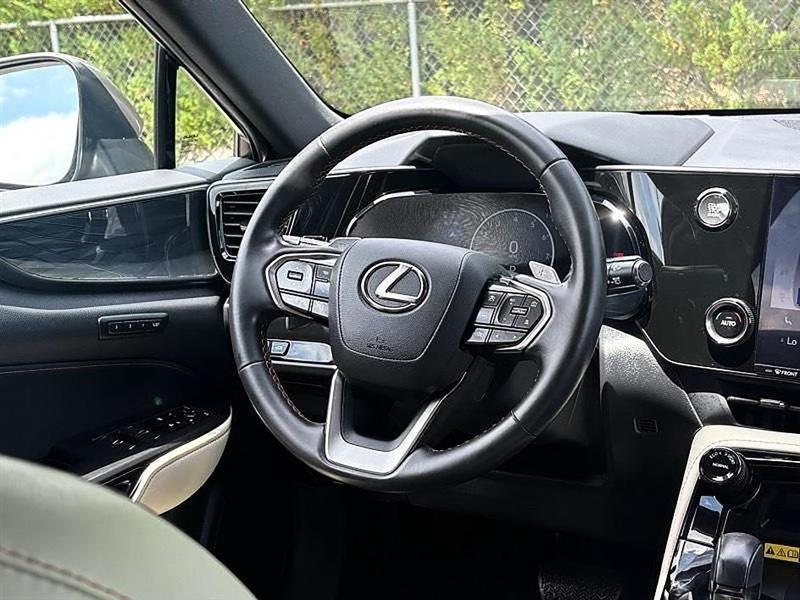 Lexus NX  2023