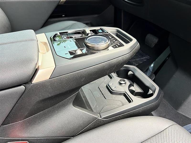 BMW iX  2025
