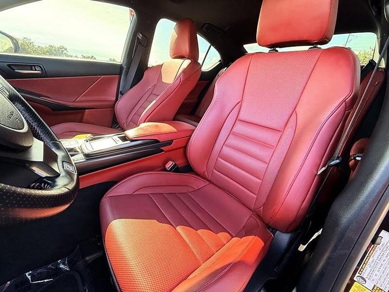 Lexus IS  2023