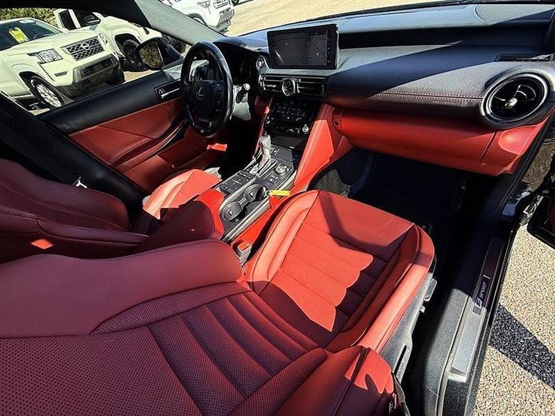Lexus IS  2023