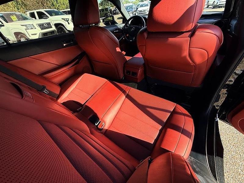 Lexus IS  2023