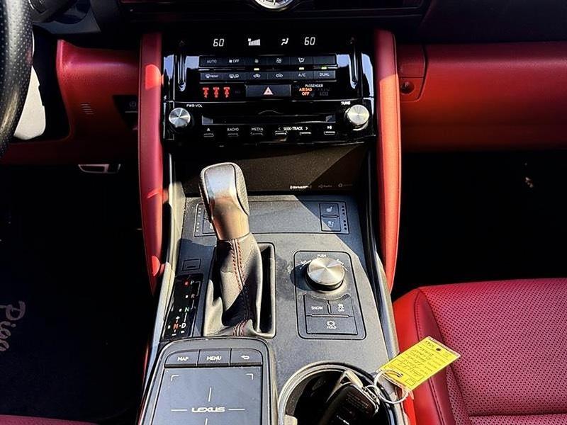 Lexus IS  2023