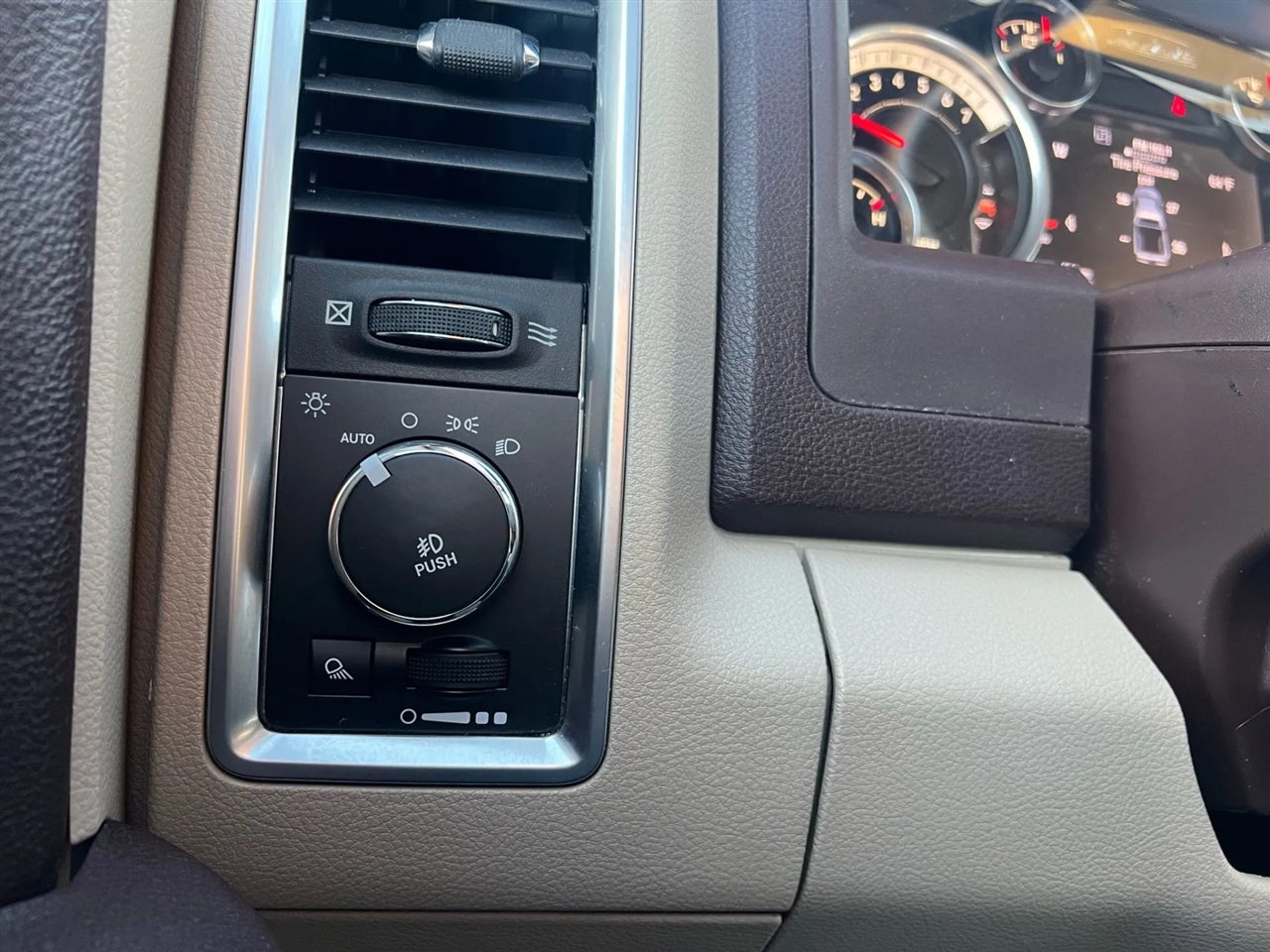 RAM 1500 SLT Crew Cab SWB 2WD 2016