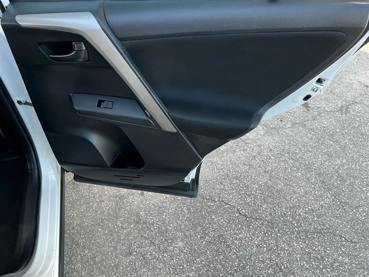 Toyota RAV4 LE FWD 2017